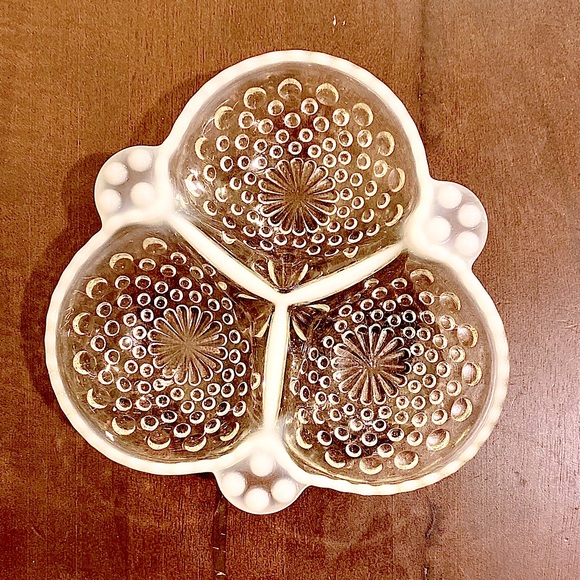 Vintage 40s Anchor Hocking Opalescent Moonstone Hobnail Divided Clover Dish - Picture 4 of 8